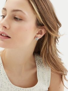 Guess Kolczyki JUBE05 020JW Srebrny. Szare kolczyki Guess, srebrne. Za 219,99 zł.