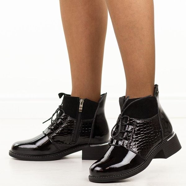 Czarne skórzane botki damskie Filippo Dbt7275/25. Czarne botki Filippo, na jesień, bez wzorów, z jeansu, z okrągłym noskiem, bez obcasa, na płaskiej podeszwie, bez zapięcia. W wyprzedaży za 254,15 zł.