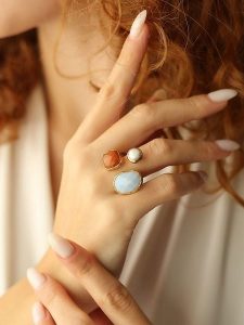 Pierres de Jade Pozłacany pierścionek z perłą i kamieniami szlachetnymi rozmiar: onesize. Czerwone pierścionki Pierres de Jade, z agatem, pozłacane. Za 43,99 zł.