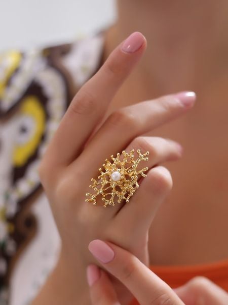 Pierres delicates Pozłacany pierścionek z perłą rozmiar: onesize. Białe pierścionki Pierres delicates, z perłą, pozłacane. Za 82,83 zł.