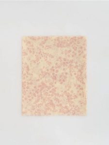 Wzorzysty szal - brudny róż. Czerwone szaliki Reserved, bez wzorów. Za 59,99 zł.