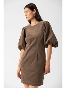 Soaked in Luxury Sukienka w kolorze brązowym rozmiar: XS. Brązowe sukienki Soaked in Luxury, xs, bez wzorów, bez kołnierzyka, bez ramiączek, mini. Za 165,99 zł.