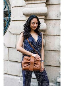 Victor & Hugo Paris Skórzana torebka "Alix" w kolorze karmelowym - 25 x 20 x 10 cm rozmiar: onesize. Brązowe torebki klasyczne Victor & Hugo Paris, bez wzorów, z materiału, przez ramię, bez dodatków. Za 304,99 zł.