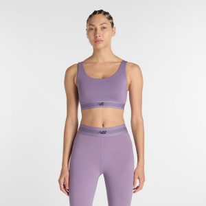 Biustonosz do treningu New Balance AC WB61Q0QKAA5 – fioletowy. Fioletowe biustonosze New Balance, bez wzorów, z materiału. Za 219,99 zł.