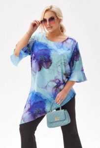 Elegancka tunika Liliana z asymetrycznym krojem w niebiesko-fioletowe kwiaty PLUS SIZE XXL. Fioletowe tuniki Moda Size Plus Iwanek, na co dzień, plus size, bez wzorów, z elastanu, eleganckie, z asymetrycznym kołnierzem, plus size, bez ramiączek. Za 239,90 zł.