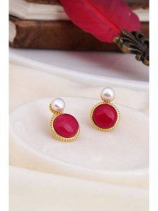 L'Atelier de Gaia Pozłacane kolczyki z perłami i agatami rozmiar: onesize. Białe kolczyki L'Atelier de Gaia, z agatem, pozłacane. Za 56,99 zł.