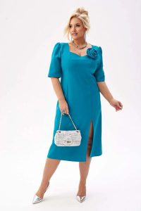 Elegancka wizytowa sukienka Helen w odcieniach turkusu - elegancja i kobiecy szyk PLUS SIZE XXL. Sukienki Moda Size Plus Iwanek, plus size, z aplikacjami, z elastanu, eleganckie, bez kołnierzyka, plus size, bez ramiączek, midi, oversize. W wyprzedaży za 259,90 zł.