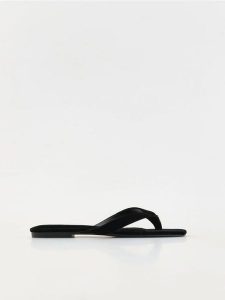 Klapki typu japonki - czarny. Czarne klapki Reserved, bez wzorów, z tkaniny, bez obcasa. W wyprzedaży za 32,99 zł.