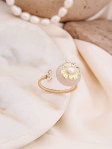 Pierres de Jade Pozłacany pierścionek z perłą rozmiar: onesize. Białe pierścionki Pierres de Jade, z kwarcem, pozłacane. Za 30,99 zł.