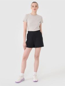 4F Spodenki dresowe damskie - czarne L. Czarne szorty 4f, bez wzorów, z bawełny, sportowe. Za 59,99 zł.