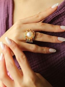 Pierres de Jade Pozłacany pierścionek z perłą i cyrkoniami rozmiar: onesize. Czerwone pierścionki Pierres de Jade, z cyrkonią, pozłacane. Za 39,99 zł.