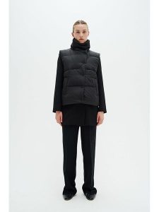 InWear Kamizelka pikowana w kolorze czarnym rozmiar: 34. Czarne kamizelki InWear, bez wzorów, bez kołnierzyka, bez ramiączek, bez kaptura. Za 145,60 zł.