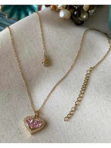 Luseera Pozłacany naszyjnik z zawieszką - dł. 45 cm rozmiar: onesize. Czerwone naszyjniki Luseera, z cyrkonią, pozłacane. Za 61,46 zł.