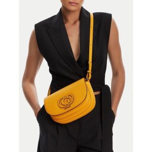 Torebka Guess. Żółte torebki klasyczne Guess, z aplikacjami, bez dodatków. Za 449,99 zł.