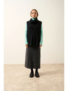 Just Cashmere Kaszmirowy bezrękawnik "Lou" w kolorze czarnym rozmiar: L/XL. Czarne golfy Just Cashmere, bez wzorów, z kaszmiru. Za 478,99 zł.