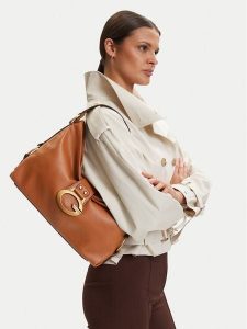 Guess Torebka Camden HWBB93 08180 Brązowy. Brązowe torebki klasyczne Guess, z aplikacjami, ze skóry, bez dodatków. Za 679,99 zł.