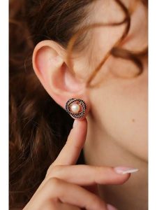 Pierres delicates Pozłacane kolczyki-wkrętki z cyrkoniami rozmiar: onesize. Niebieskie kolczyki Pierres delicates, z cyrkonią, pozłacane. Za 92,21 zł.