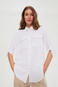 Koszula z podwijanymi rękawami biała. Białe koszule MOODO, l, bez wzorów, z poliesteru, bez kołnierzyka, bez ramiączek. Za 119,99 zł.