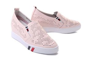 ARTIKER RELAKS 48C1535 różowy, półbuty/sneakersy damskie. Czerwone półbuty Artiker Relaks, na lato, w ażurowe wzory, ze skóry, bez obcasa, na koturnie, bez zapięcia. Za 112,45 zł.
