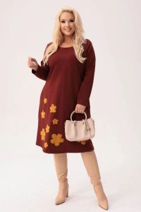 Czekoladowa dresowa sukienka Fiorella - klasyka z jesiennym akcentem PLUS SIZE XXL. Brązowe sukienki Moda Size Plus Iwanek, na co dzień, na jesień, plus size, z aplikacjami, z bawełny, eleganckie, bez kołnierzyka, plus size, bez ramiączek, midi, oversize. W wyprzedaży za 199,90 zł.