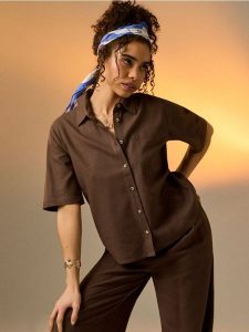 Wiskozowa koszula z krótkim rękawem z domieszką lnu - brązowy. Brązowe koszule Sinsay, l, bez wzorów, z wiskozy, bez kołnierzyka, bez ramiączek. Za 39,99 zł.