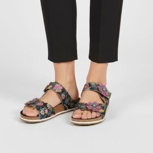 Klapki damskie Laura Vita, z miękką cholewką ozdobioną kwiatowym motywem regulowane paski elastyczna podeszwa, kolorowe, 32 AS318-32. Czarne klapki LAURA VITA, z aplikacjami, bez obcasa. Za 287,90 zł.