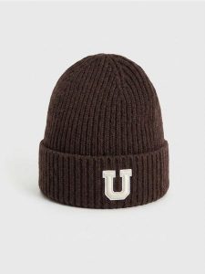 Prążkowana czapka beanie z naszywką - brązowy. Brązowe czapki Sinsay, z aplikacjami, prążkowane. Za 15,99 zł.