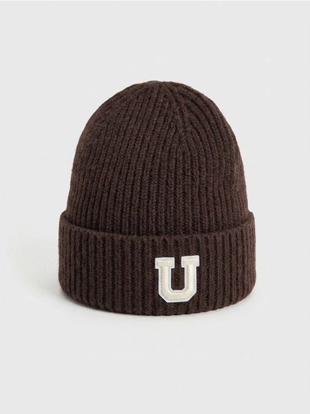 Prążkowana czapka beanie z naszywką - brązowy. Brązowe czapki Sinsay, z aplikacjami, prążkowane. Za 17,99 zł.