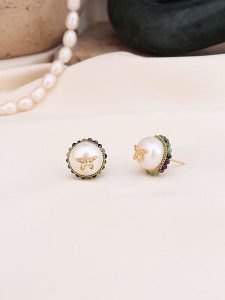 Pierres de Jade Pozłacane kolczyki-wkrętki z perłami i prehnitami rozmiar: onesize. Białe kolczyki Pierres de Jade, z perłą, pozłacane. Za 43,99 zł.