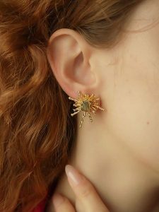 Pierres delicates Pozłacane kolczyki-wkrętki z prehnitami rozmiar: onesize. Żółte kolczyki Pierres delicates, z prehnitem, pozłacane. Za 83,22 zł.