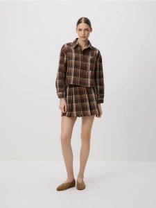 Krótka koszula w kratę - brązowy. Brązowe koszule Reserved, l, bez wzorów, z bawełny, bez kołnierzyka, bez ramiączek. Za 139,99 zł.