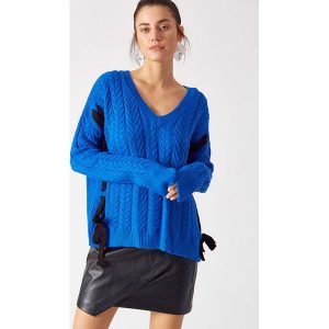 Sweter w kolorze niebieskim. Niebieskie długie swetry marki Robin. W wyprzedaży za 189,95 zł.