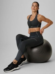 4F Legginsy treningowe bezszwowe damskie - czarne M/L. Czarne legginsy 4f, bez wzorów, z materiału, z podwyższonym stanem. Za 149,99 zł.