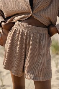 Szorty z plisowanej BAWEŁNY w kolorze BEIGE SAND -SHELLY-M. Brązowe szorty Marsala, bez wzorów, z bawełny. Za 229,90 zł.
