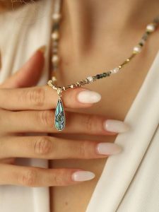 Pierres delicates Pozłacany naszyjnik z elementami ozdobnymi rozmiar: onesize. Białe naszyjniki Pierres delicates, z kryształem, pozłacane. Za 52,99 zł.