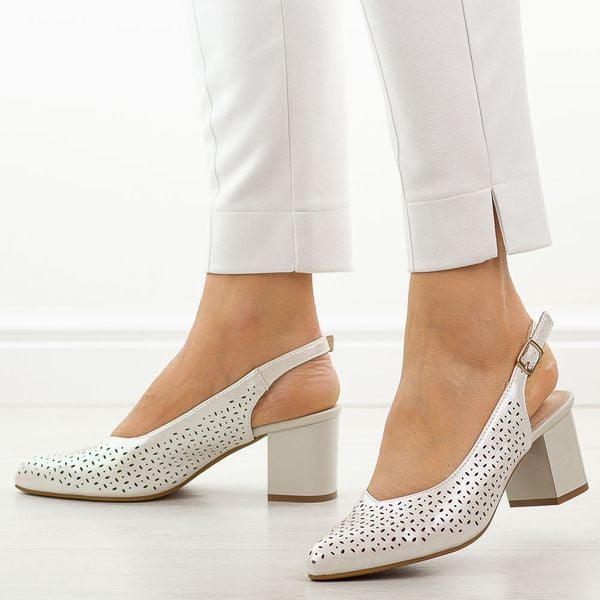 Srebrne skórzane ażurowe czółenka damskie Jezzi 2263A-5. Szare czółenka Jezzi, w ażurowe wzory, ze skóry, bez obcasa, na słupku, bez zapięcia. Za 219,00 zł.