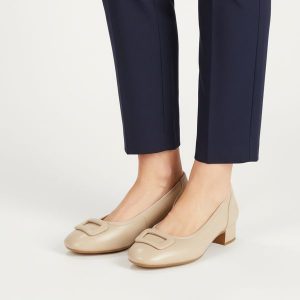 Czółenka damskie Rieker, stabilny niski obcas klasyczny fason zaokrąglony nosek elegancka klamra z przodu miękka wkładka, beżowe, 43453-62. Brązowe czółenka Rieker, z aplikacjami, bez obcasa, na obcasie, bez zapięcia. Za 329,00 zł.