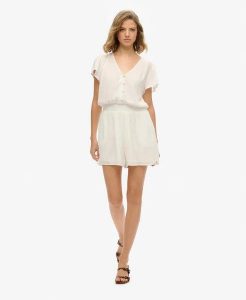 Superdry Krótki kombinezon z nadrukiem z wiskozy OFF WHITE. Białe kombinezony Superdry, na lato, bez wzorów, z materiału, bez kołnierzyka, bez ramiączek, krótkie. Za 314,00 zł.