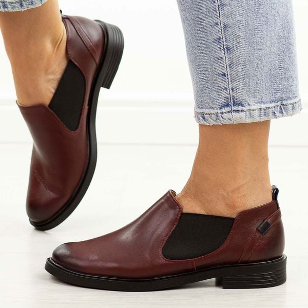 Bordowe skórzane Polskie półbuty damskie Gregors 1156. Czerwone półbuty Gregors, na wiosnę, bez wzorów, z jeansu, z okrągłym noskiem, bez obcasa, na płaskiej podeszwie, bez zapięcia. Za 379,00 zł.