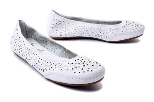 RIEKER 41460-80 white, baleriny damskie. Białe balerinki Rieker, w ażurowe wzory, z kauczuku, bez obcasa, bez zapięcia. Za 289,90 zł.