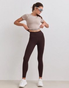 Damskie legginsy z wysokim stanem, squat proof, z kieszeniami Sense czekoladowe. Brązowe legginsy AIM'N, bez wzorów, z elastanu, z podwyższonym stanem, długie. Za 346,00 zł.