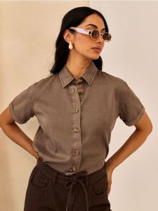 Bawełniana koszula jeansowa - brązowy. Brązowe koszule Sinsay, l, bez wzorów, z bawełny, bez kołnierzyka, bez ramiączek. Za 49,99 zł.