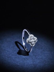 ATELIER DU DIAMANT Złoty pierścionek "Aélyne" z diamentami rozmiar: 50. Szare pierścionki ATELIER DU DIAMANT, z diamentem, złote. Za 1 848,99 zł.