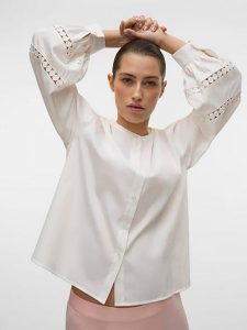 Vero Moda Bluzka w kolorze białym rozmiar: L. Białe bluzki Vero Moda, l, bez wzorów, z koronki, bez kołnierzyka, bez ramiączek. Za 96,60 zł.