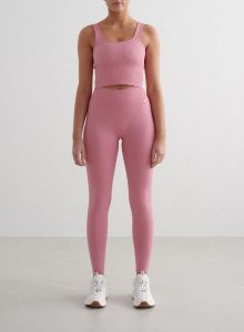 Damskie legginsy bezszwowe, prążkowane, wysoki stan, squat proof różowe. Czerwone legginsy AIM'N, bez wzorów, z dzianiny, z podwyższonym stanem. Za 254,00 zł.