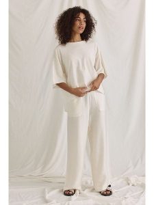 Cotton Candy Koszulka "Noelani" w kolorze kremowym rozmiar: M. Brązowe bluzki Cotton Candy, m, bez wzorów, z bawełny, z asymetrycznym kołnierzem, bez ramiączek. Za 127,35 zł.