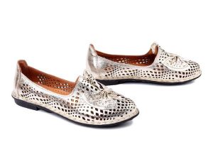 ARTIKER RELAKS 58C3479 złoty, półbuty damskie. Żółte półbuty Artiker Relaks, na lato, w ażurowe wzory, ze skóry, bez obcasa, bez zapięcia. Za 204,90 zł.