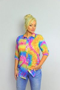 Wielokolorowa zapinana na guziki koszula z kołnierzem PLUS SIZE XXL. Koszule Nasi partnerzy, plus size, bez wzorów, z bawełny, bez kołnierzyka, plus size, bez ramiączek. Za 199,90 zł.