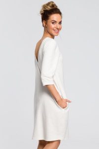 Sukienka oversize na co dzień bawełniana dekolt V na plecach ecru. Sukienki MOE, do pracy, l, bez wzorów, z bawełny, biznesowe, bez kołnierzyka, bez ramiączek, oversize. Za 289,00 zł.