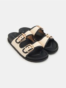 Klapki z dwoma paskami - czarny. Czarne klapki Sinsay, bez wzorów, bez obcasa. Za 39,99 zł.